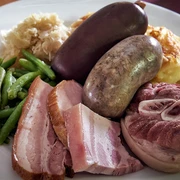metzgete-alpschwein-hotel-walser.jpg