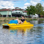 Familie Tretboot CampingplatzRof Urheber Erlebnisregion Mittleres Fuldatal kleiner