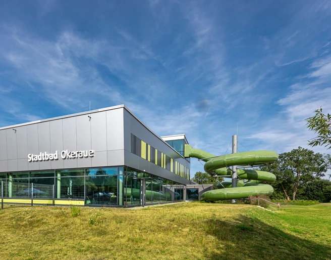Stadtbad-Okeraue.jpg Stadtbad Okeraue mit Wasserrutsche von außen