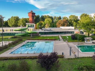 Stadtbad-Okeraue-Aussenbecken.jpg Zwei Außenbecken des Stadtbades