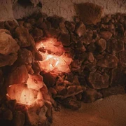 SalzGrotte Mauer aus leuchtenden Salzkristallen mit warmem Licht in einer Höhlenatmosphäre.