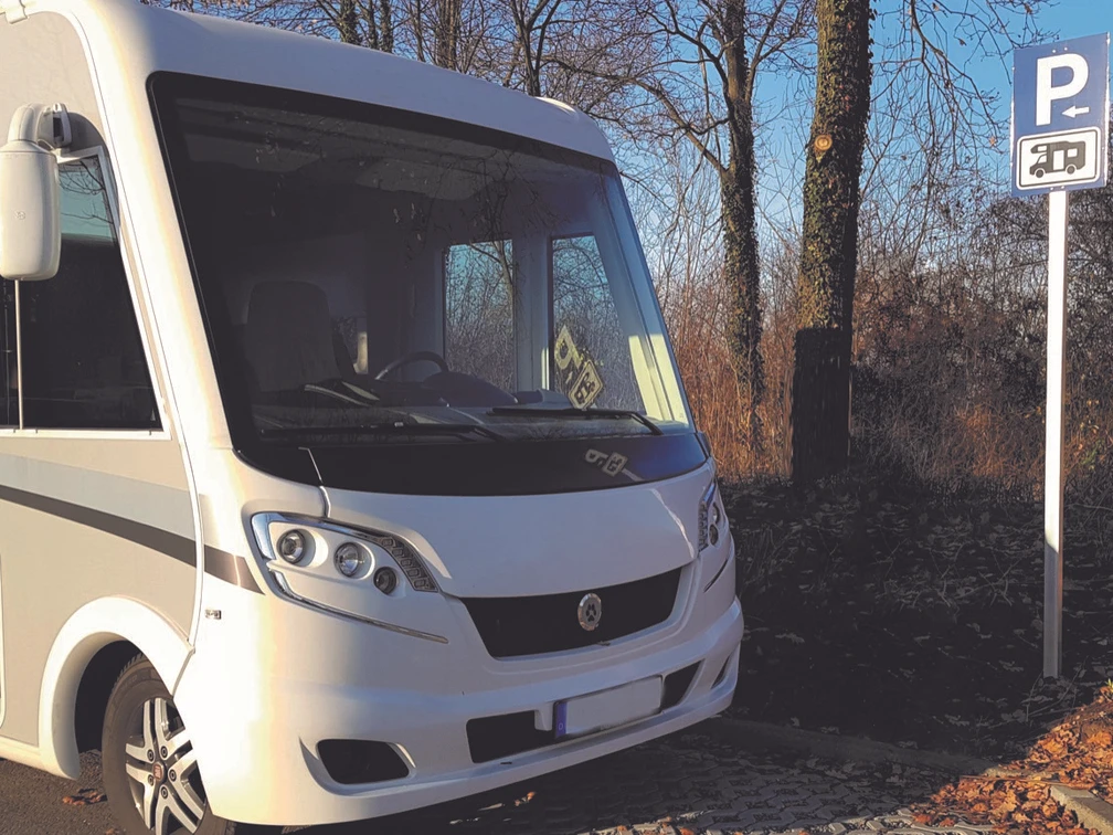 Wohnmobilstellplatz am Neanderbad in Erkrath Wohnmobilstellplatz am Neanderbad in Erkrath mit asphaltiertem Boden, umgeben von Bäumen.