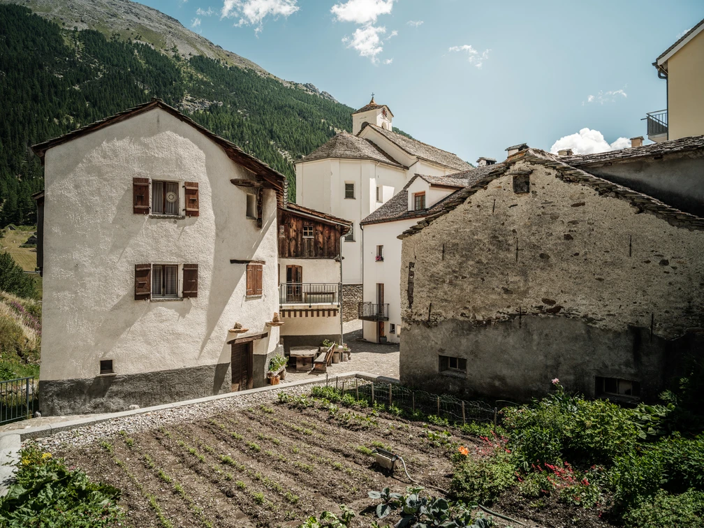 Wandern+auf+dem+Stockalperweg.jpg Aussenaufnahme des Josef-Escher-HausExterior view of the Josef Escher HouseVue extérieure de la maison Josef Escher
