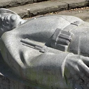 Liegender_Soldat_Peine_Herzberg (4).jpg