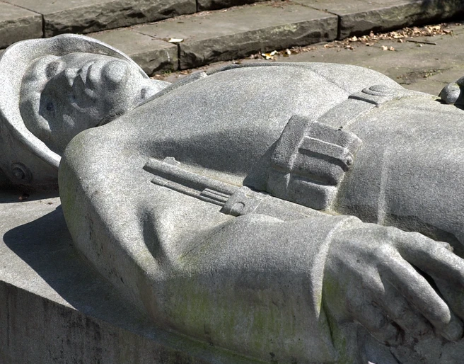 Liegender_Soldat_Peine_Herzberg (4).jpg