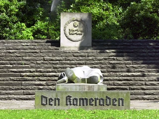 Liegender_Soldat_Peine_Herzberg (1).jpg