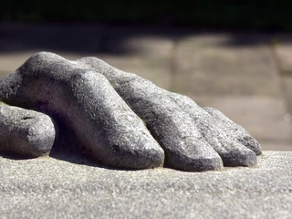 Liegender_Soldat_Peine_Herzberg (2).jpg