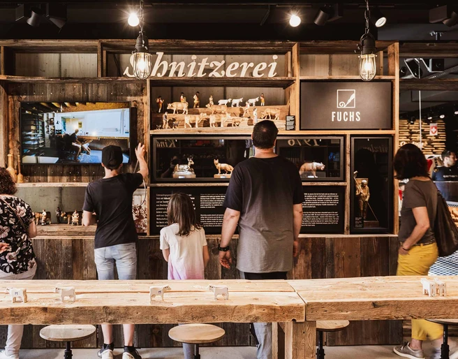 Trauffer Erlebniswelt, Ausstellung diverser Holzskulpturen