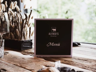 trauffer-erlebinswelt-alfreds-restaurant-tischdeko-menue.jpg