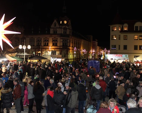 Weihnachtsmarkt Groitzsch Besucher auf dem Weihnachtsmarkt in Groitzsch