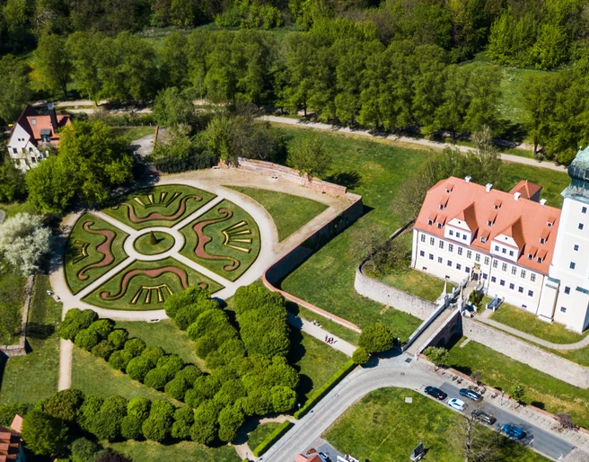 Seite 21 - Blick auf Schloss Delitzsch mit Barockgarten (Foto Karl Zenker) 2.jpg