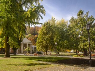 Kurpark mit Blick zum Kultur- und Kongresszentrum