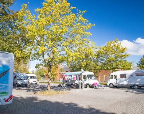 Gastgeber_Reisemobil-Stellplatz-Am-Meerwasser-Hallenwellenbad-Hooksiel.jpg