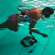 VR-Schnorcheln.jpg Person schnorchelt in einem Schwimmbecken mit VR-Brille, umgeben von klarem, türkisfarbenem Wasser.Person snorkeling in a swimming pool with VR goggles, surrounded by clear, turquoise water.Persoon snorkelt in een zwembad met VR-bril, omringd door helder, turquoise gekleurd water.