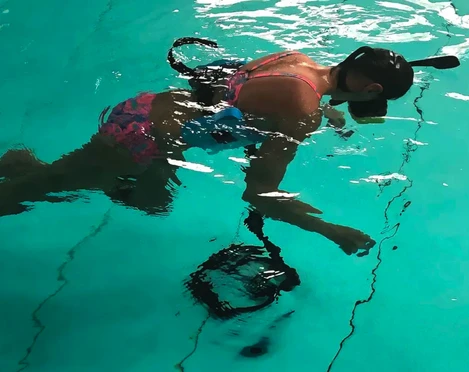 VR-Schnorcheln.jpg Person schnorchelt in einem Schwimmbecken mit VR-Brille, umgeben von klarem, türkisfarbenem Wasser.Person snorkeling in a swimming pool with VR goggles, surrounded by clear, turquoise water.Persoon snorkelt in een zwembad met VR-bril, omringd door helder, turquoise gekleurd water.