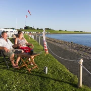 Paar genießt Ausblick in Tossens.jpg