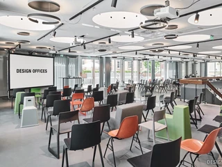 Tagungsraum Arena in Reihenbestuhlung in der Eventlocation Design Offices | Leipzig Convention Bureau  Tagungsraum Arena in Reihenbestuhlung in der Eventlocation Design Offices – präsentiert vom Leipzig Convention BureauMeeting room Arena with row seating at the event venue Design Offices – presented by the Leipzig Convention Bureau
