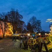 Schlossweihnacht im Wasserschloss Podelwitz Schlossweihnacht im Wasserschloss Podelwitz mit Pyramide