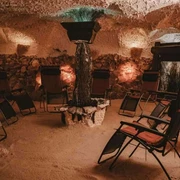SalzGrotte Bad Driburg Innenraum der Salz Grotte Bad Driburg, mit Liegestühle.