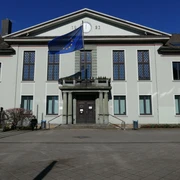 Rathaus in Heiligenhaus Das historische Rathaus in Heiligenhaus mit EU-Flagge und schmuckvoller Fassade bei Sonnenschein.