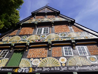 Ackerbürgerhaus Historisches Ackerbürgerhaus mit reicher Holzschnitzerei und Fachwerk in leuchtenden Farben.