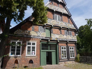 Ackerbürgerhaus Historisches Ackerbürgerhaus in Fachwerkbauweise mit reicher Verzierung und Holzdetails in Dorfplatznähe.