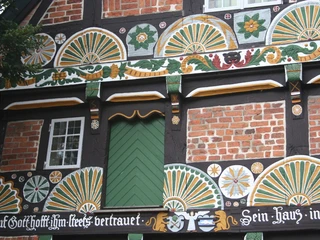 Ackerbürgerhaus Verden Fachwerkfassade eines historischen Ackerbürgerhauses in Verden, reich verziert mit buntem Schnitzwerk.