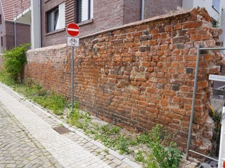 Alte Stadtmauer Verden Alte Stadtmauer in Verden mit verwitterten Ziegeln entlang einer gepflasterten Straße.
