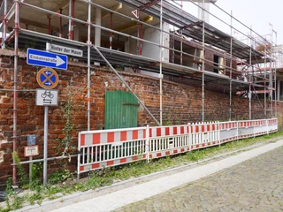 Alte Stadtmauer Verden Alte Stadtmauer in Verden, mit Baugerüsten und Verkehrsschildern, die eine Einbahnstraße zeigen.