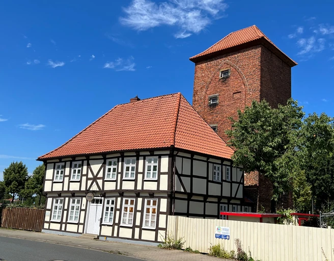 Alter Wehrturm Verden mit Scharfrichterhaus Fachwerkhaus und ein beeindruckender alter Wehrturm nebeneinander an einem sonnigen Tag.
