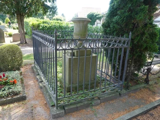 Goldmann-Grab Grabstätte von Goldmann, umgeben von einem schmiedeeisernen Zaun auf einem friedlichen Friedhof.