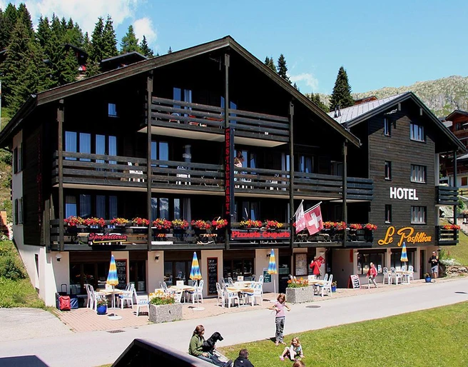 Hotel Pizzeria Restaurant Ansicht Sommer