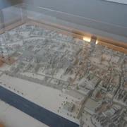 Stadtmodell im Rathaus Verden Detailliertes Stadtmodell von Verden im Rathaus unter einer schützenden Glasvitrine ausgestellt.