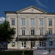 Burgtheater Aussenansicht (Jens Butz).jpg Das Burgtheater ist ein helles Gebäude. Es hat einen Balkon und eine Terrasse mit Sitzgelegenheiten.