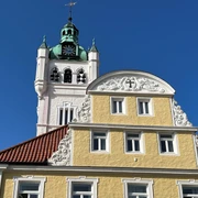 Rathaus Verden mit barocker Fassade, verziertem Giebel und markantem Turm vor blauem Himmel.