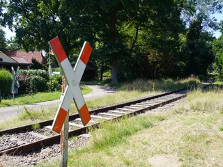 Eine alte Kleinbahnstrecke führt entlang eines sonnigen Pfads durch einen Wald in Verden-Stemmen.