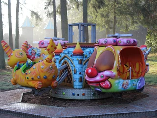 Magic Park Verden Ein farbenfrohes Karussell mit kindgerechten Tierfiguren steht im schattigen Wald des Magic Park Verden.