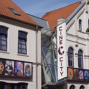 Kino Verden Cine City Verden mit auffälliger Fassade und Kinoplakaten, ein zentraler Ort für Filmerlebnisse.