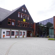 Veranstaltungsgebäude in Verden, Niedersachsen; moderner Glasbau mit angrenzendem Fachwerkstil.