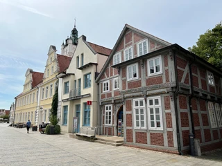 Tourist-Info Verden Historische, farbenfrohe Fassaden säumen eine ruhige Straße in Verden, darunter die Tourist-Info.