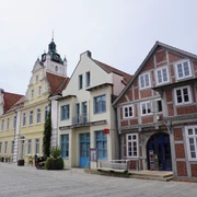 Tourist-Info Verden Eine historische Häuserzeile in Verden präsentiert farbenfrohe Fassaden und traditionelle Architektur.