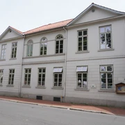 Ehem. Wohnhaus Anita Augspurg Verden Ehemaliges Wohnhaus von Anita Augspurg in Verden, ein zweistöckiges Gebäude mit hellem Anstrich.