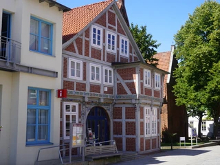 Tourist-Information Verden Historisches Gebäude mit Fachwerk, umgeben von Bäumen, beherbergt die Tourist-Information Verden.