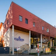 Claudius Thermal Baths Außenansicht der Claudius-Therme in Köln, ein modernes Gebäude mit roten und weißen Fassaden.Außenansicht der Claudius-Therme in Köln, ein modernes Gebäude mit roten und weißen Fassaden.