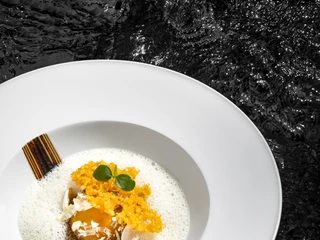 Eigelb im Sojasud pochiert Champignon, Mais & schwarzer Knoblauch