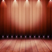 Theaterbühne Holzboden und Holzwand mit sanfter Beleuchtung in warmen Erdtönen auf einer Theaterbühne.