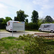 Wohnmobilstellplatz Verden Wohnmobilstellplatz in Verden, umgeben von Bäumen, bietet Stellplätze und eine ruhige Atmosphäre.