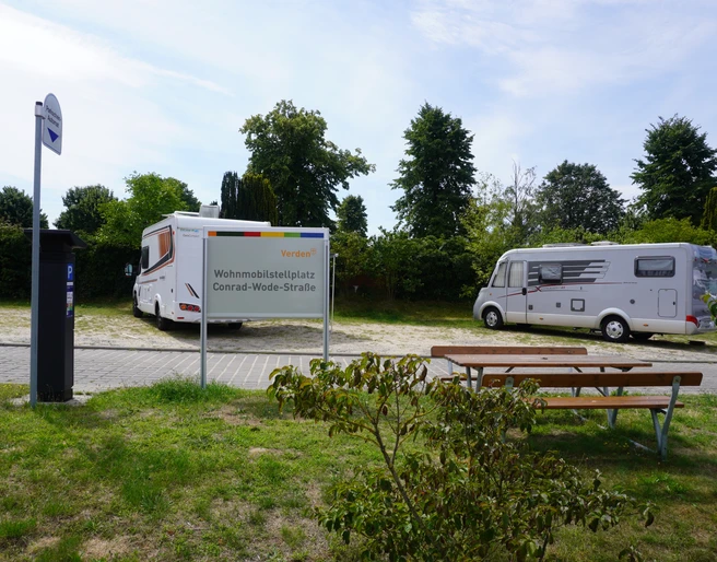 Wohnmobilstellplatz Verden Wohnmobilstellplatz in Verden, umgeben von Bäumen, bietet Stellplätze und eine ruhige Atmosphäre.