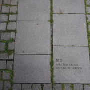 Zeitstrahl Fußgängerzone Verden Gedenkstein in Verden erinnert an das Jahr 810, als Karl der Große einen Hoftag dort abhielt.