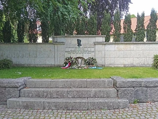 Mindemur-for-Paludan-Müller-og-blomster-i-Gråsten